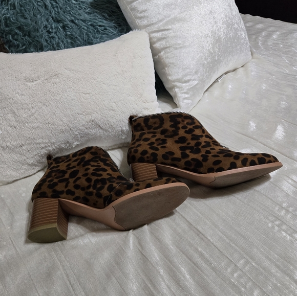 Faux Suede Zip Up Leopard Print Booties. Size 7 1/2 EUC! - Picture 3 of 8